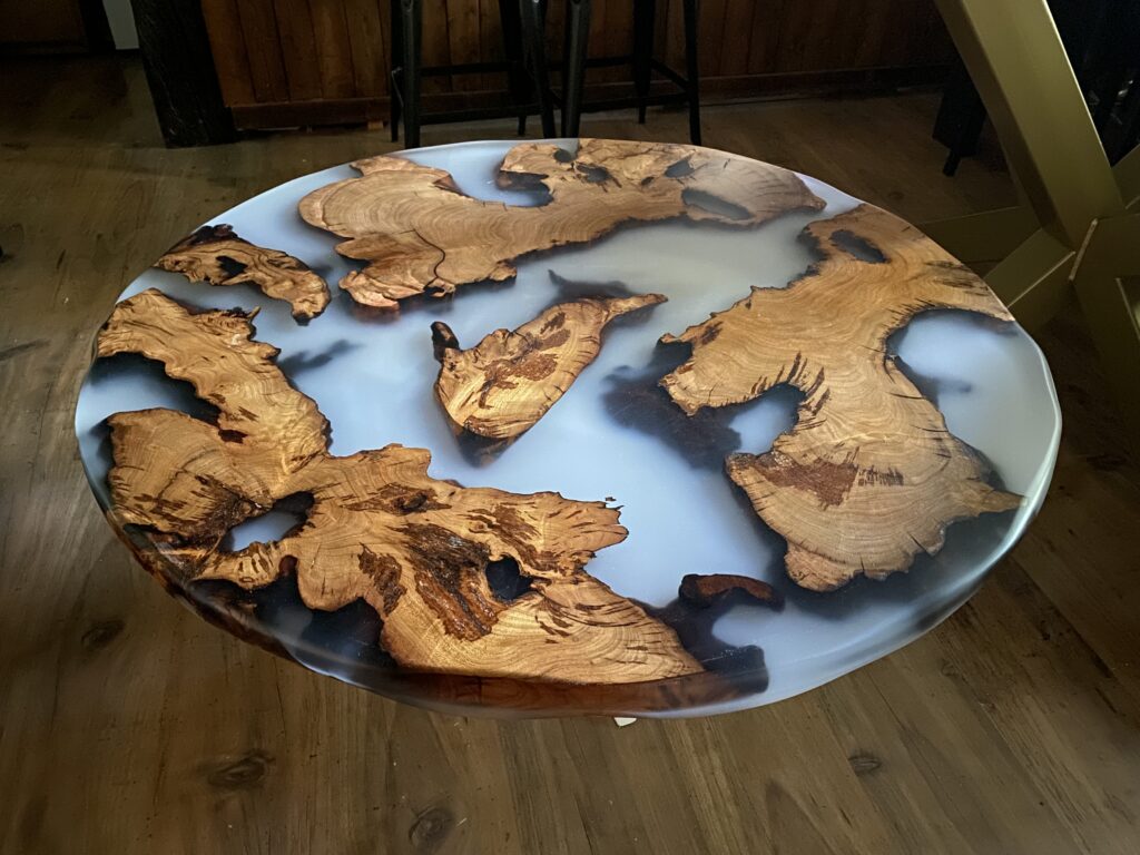 Runder Wohnzimmer-Tisch aus Mandelholz & Epoxidharz (Couchtisch ca. 94cm Durchmesser, Einzelanfertigung) - made in Hessen