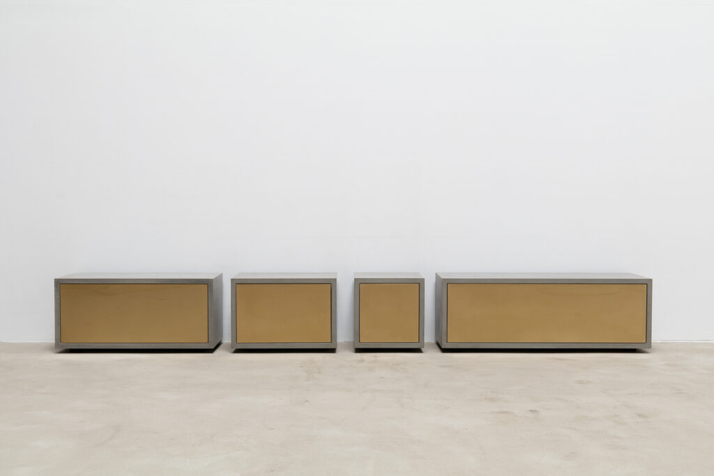 Beton-Lowboard "Concrete Brass" mit "Push-to-open-Schubladen" mit Messing-Front (by Formdimensionen)