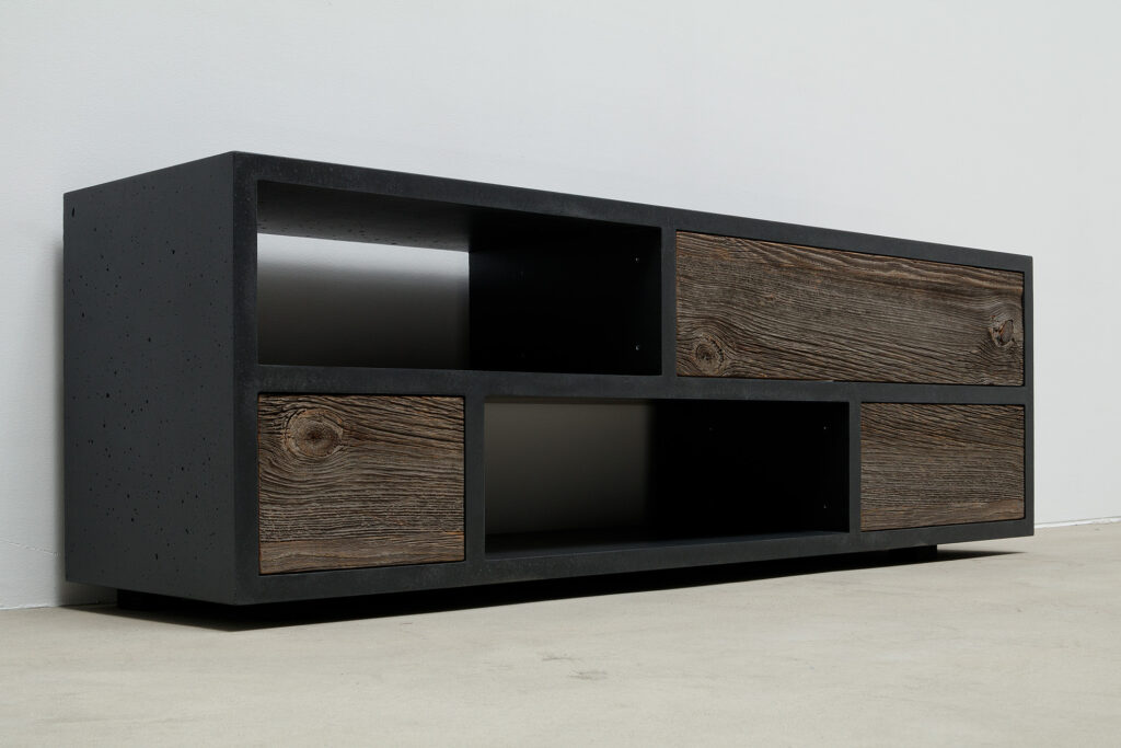 betonmöbel - beton sideboard kombiniert mit Holz Elementen, Türen aus Holz