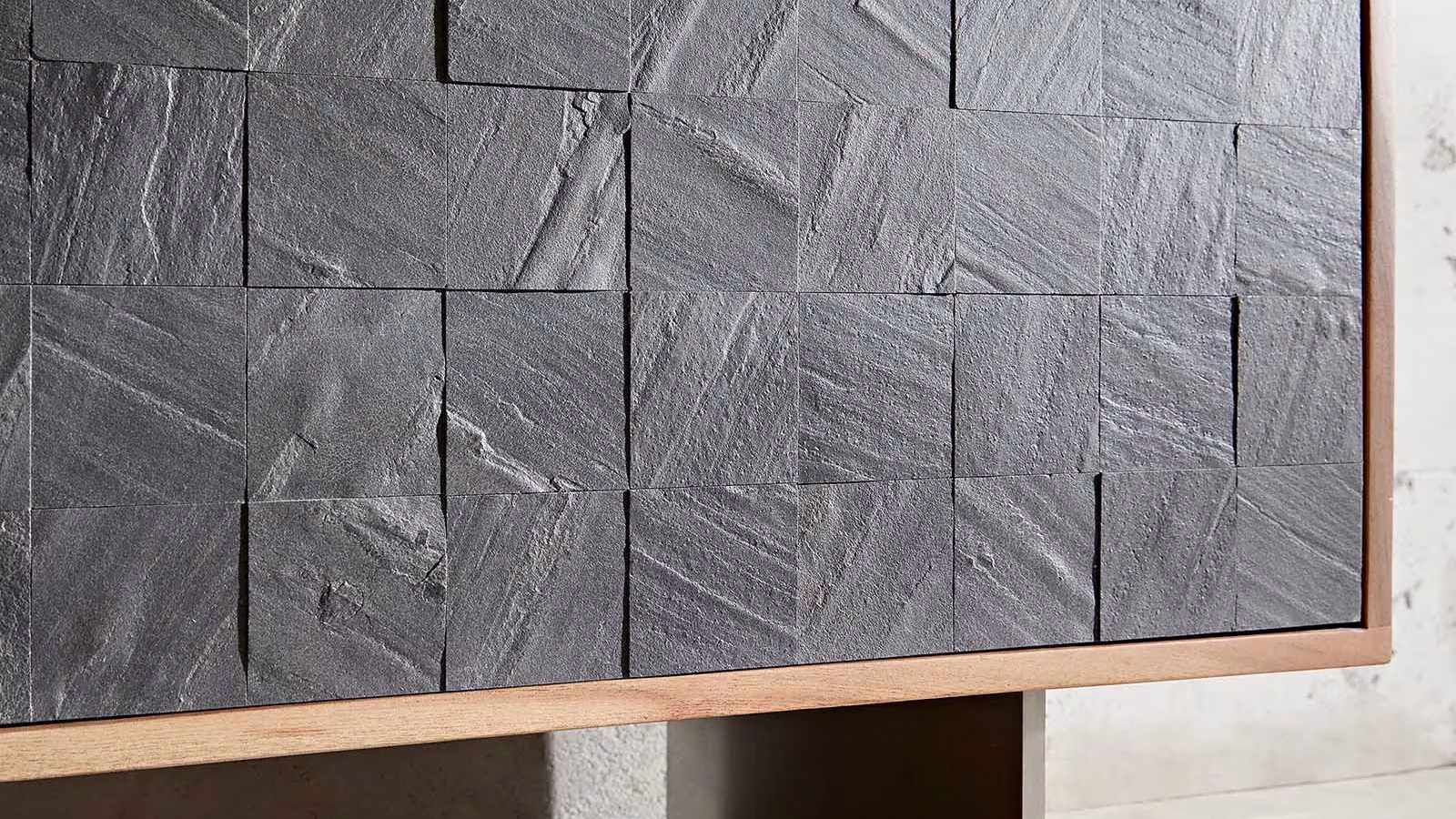 Nahaufnahme lowboard front aus holz mit schiefer mosaik
