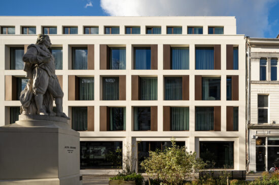 Motel One in Antwerpen - Blick auf das Hotel mit Fassade und State in Vordergrund
