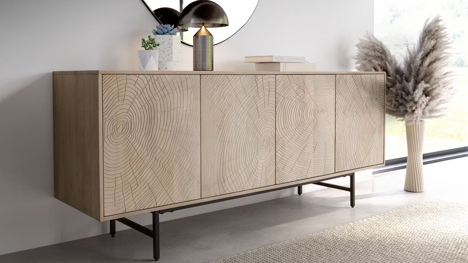 Die Front des Sideboards zeigt die Struktur und Maserung eines Mango-Baumes auf den 4 Türen, das Sideboard ist weiß, daneben steht eine Vase mit Pampasgras