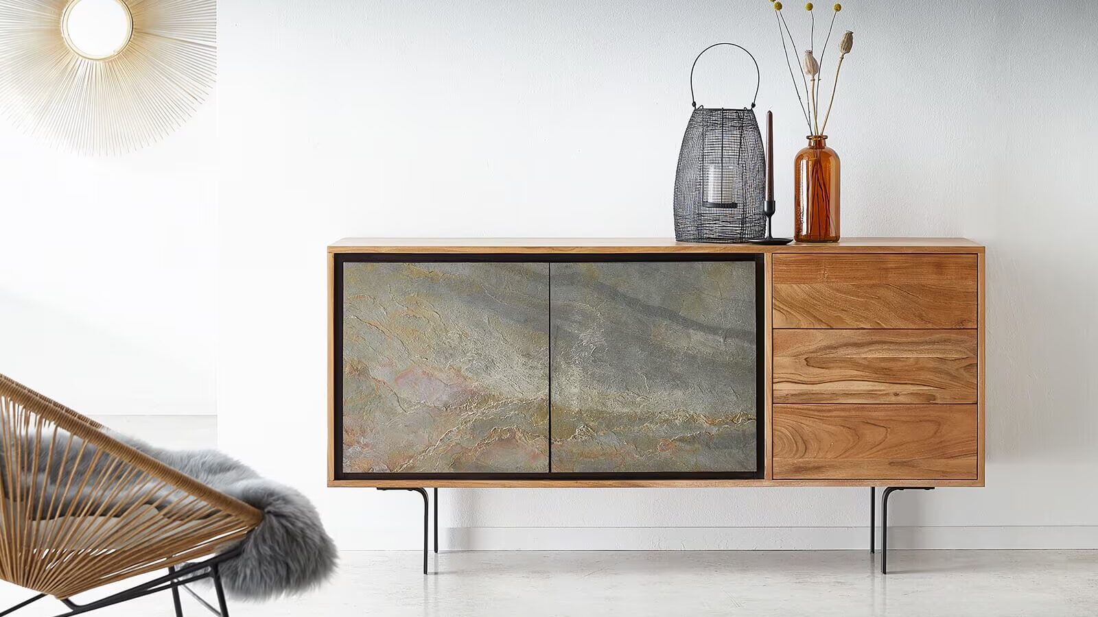 Ein Sideboard aus Massivholz mit zwei Türen aus Stein / Schiefer und drei Schubladen