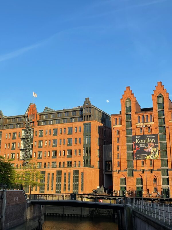 urban sketching kurs hamburg hafen city - speichergebäude mit blauem himmel