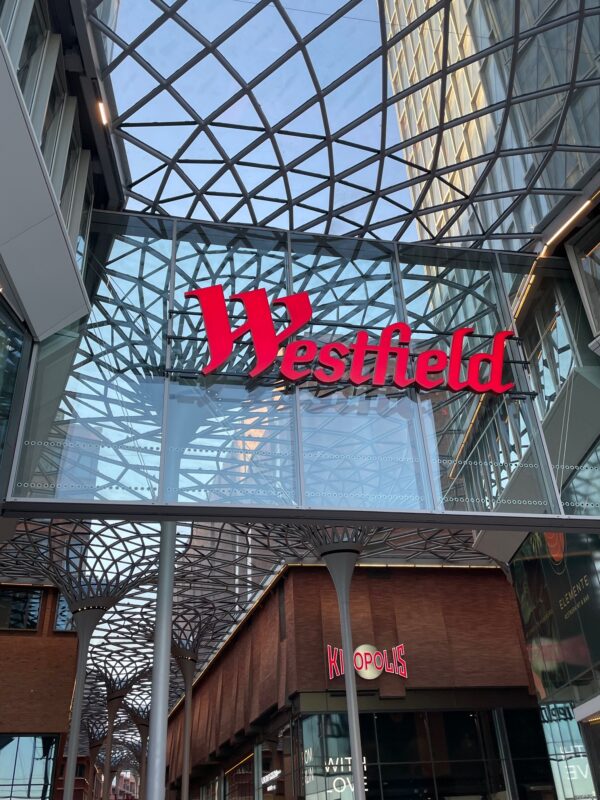 urban sketching kurs hamburg-überseequartier - großer schriftzug "westfield" und dahinter die säulen aus glas und stahl