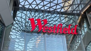 urban sketching kurs hamburg - schriftzug "westfiel" im neuen überseequartier, dahinter glas-stahl-säulen von werner sobek