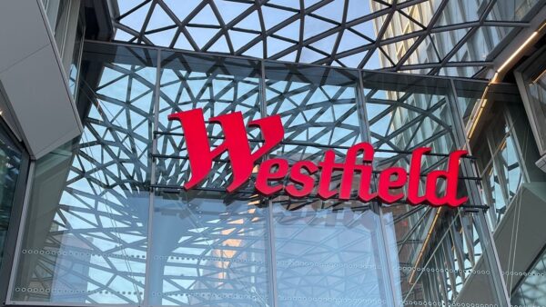 urban sketching kurs hamburg - schriftzug "westfiel" im neuen überseequartier, dahinter glas-stahl-säulen von werner sobek