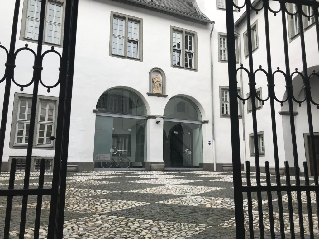 Blick durch ein geöffnetes Tor in den Innenhof des Walderdorffer Hofes in Luimburg