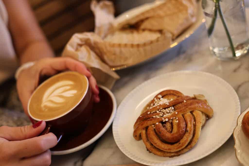Die schwedische Kaffeepause "Fika" mit Kaffee und Zimtrolle