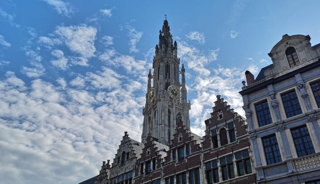 Blick auf Häuserfassaden in Antwerpen, historische Architektur, Liebfrauenkathedrale im Hintergrund