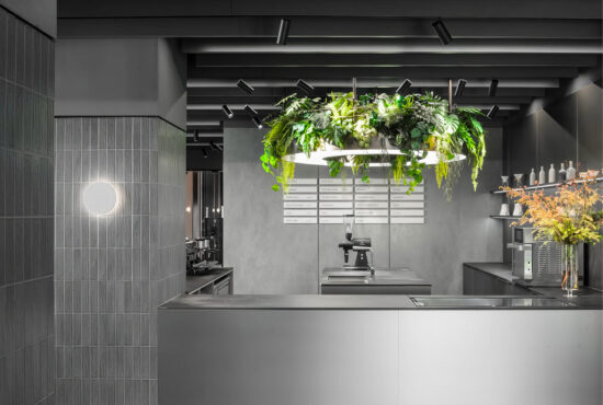 Blick in die Küche mit Kaffee Bereich bei Poggenpohl in Shanghai von der Ippolito Fleitz Group